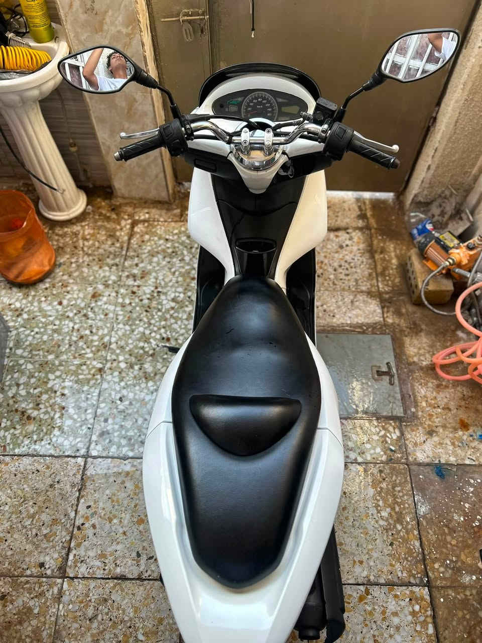 سلام عليكم PCX جيل اول ياباني ✅ تايرات زوج جدد ✅ دبلات خلفيه جدد✅ قاعده كامله هيه وفيت بمً جدد ✅ الله شاهد بانزين محسن ادير ودهن موتل ✅ مي راديتر جديد ✅ كهربائيات كله شغاله كيلو متر ✅ مكينه اكفله الك ممفتوحه ✅  فقط بيه ملاحضات بلكفرات شويه وانته شوفت عينك سعره 1.300 وبيه مجال مكاني بغداد الشعب الثعالبه هًـ/***********
