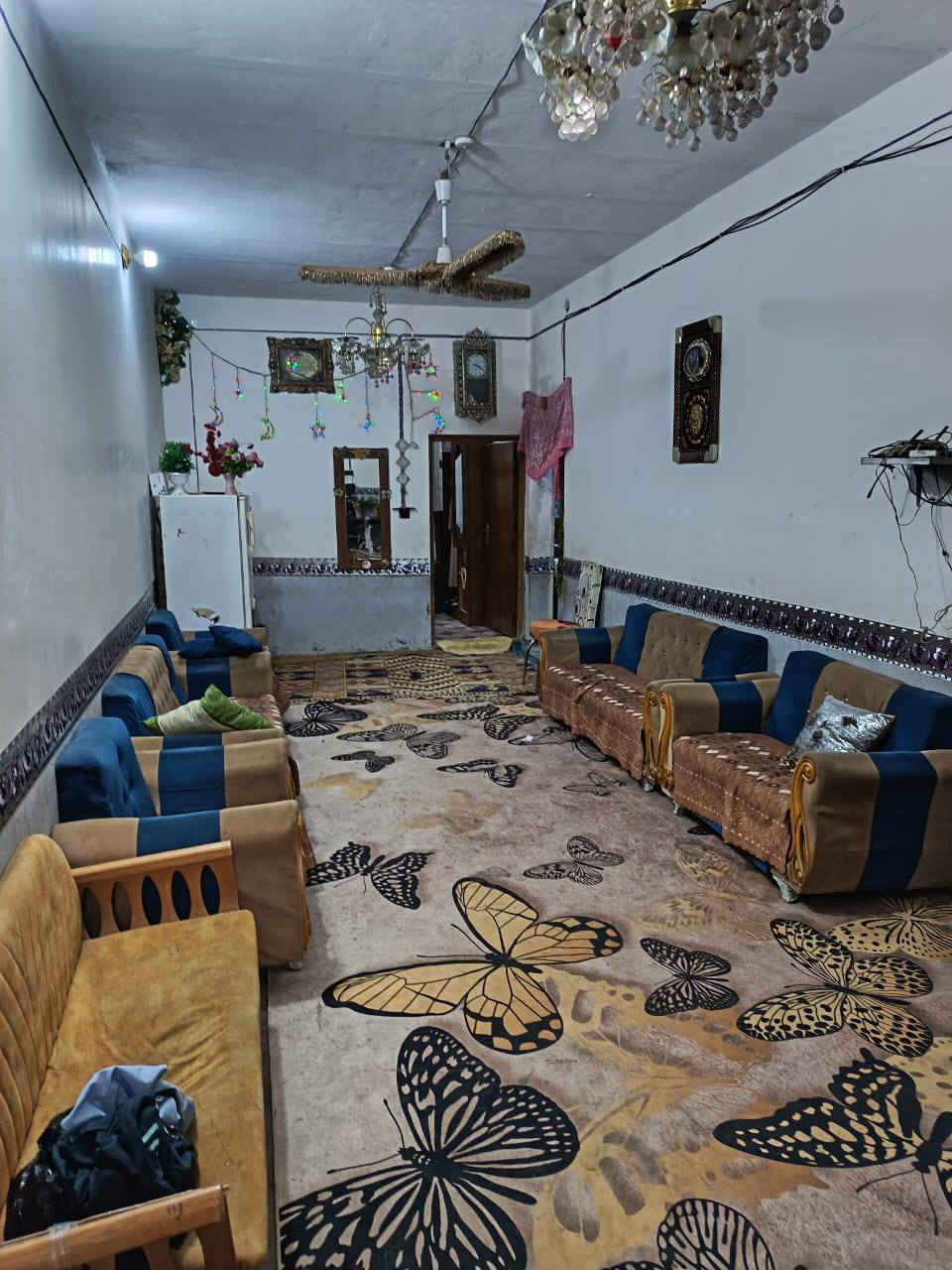 دار للبيع  او مراوس حسب القناعه مساحه 220 متر شارع المطار شارع اسواق فدك قرب مدرسه ذكر الحكيم يحتوي الدار على غرف اثنين استقبال صاله مطبخ صحيات عدد ثلاثه مكاشيف اثنين ساحات اثنين بناء بلوك اساس تجعيب بيت مرتب بناء جديدجديد للاستفسار اتصال***********سعر38
