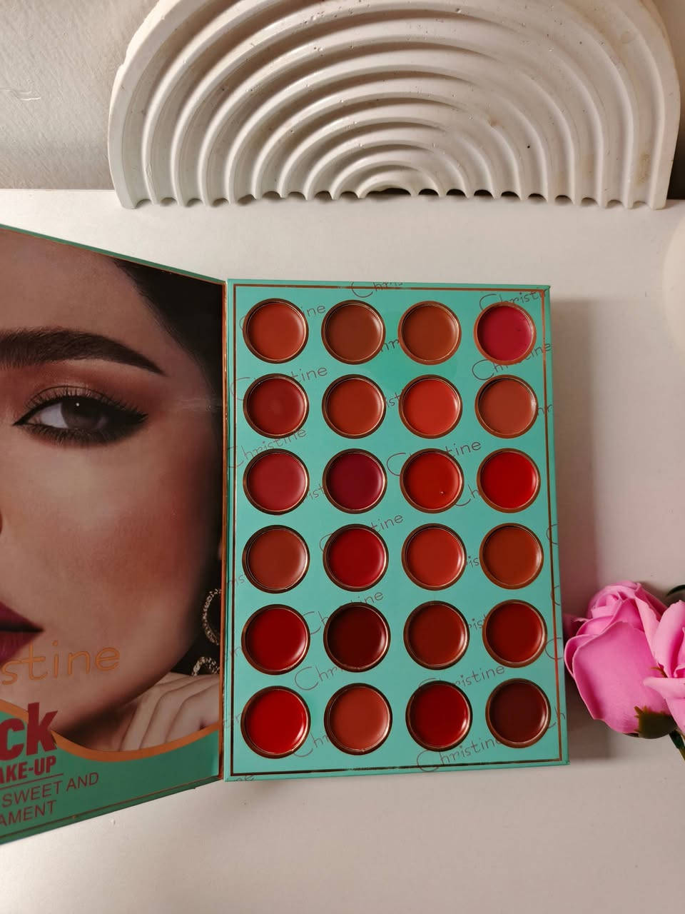 باليت كرستين تركوازي الاصدار الجديد
تألقي بأطلالة كاملة مع دفتر باليت Christine يجمع بين ظلال العيون ، الهايلايتر , احمر الشفاه و البلشر مع كونسيلر و كونتور بتصميم عملي مثالي بألوان غنية و ناعمة سهلة الدمج لتمنحك اطلالة متوهجة طبيعية !
يحتوي الدفتر على :
• 24 لون من ظلال العيون
• 24 لون من احمر الشفاه 
• 6 الوان من الهايلايتر 
• 6 الوان من احمر الخدود ( 3 كريمية + 3 باودر )
• كونسيلر بتدرجاته مع كونتور
سعره ١٥ الف


**إذا كنت صاحب هذا الإعلان وتريد حذفه لأي سبب، رجاءا أرسل رسالة إلى الدعم الفني**