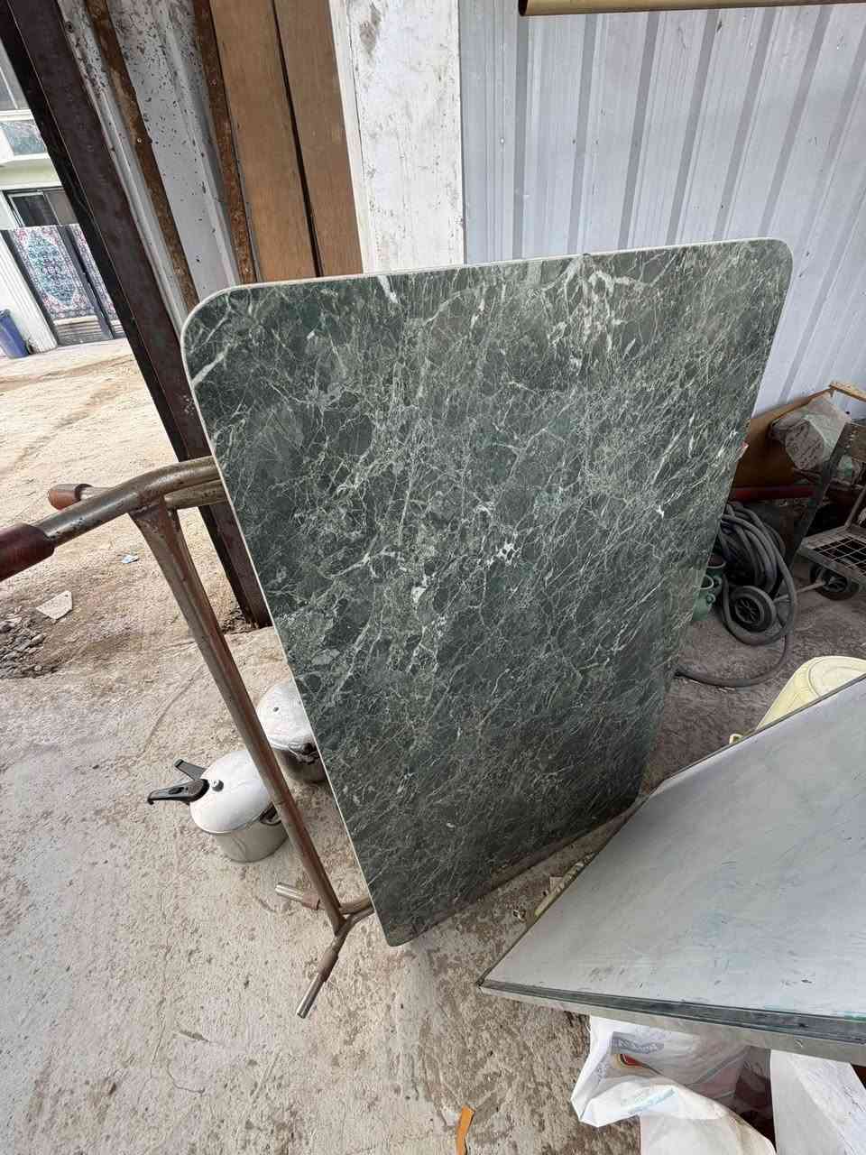 السلام عليكم غراض للبيع
سقيفة كي سبان 
￼طول 2 متر ونص
العرض 3 ونص السعر 150 الف
￼
اقفاص عدد 6 40 الف
ميز طعام 25 الف
صوبة زيتية 25
جدر ضغط 25 الوحدة
سنك مرمر حديث بي كسر قليل 100 الف
صوبة 25 الف
مكينة ثيل 50 الف
الدورة حي الصحة 
***********
