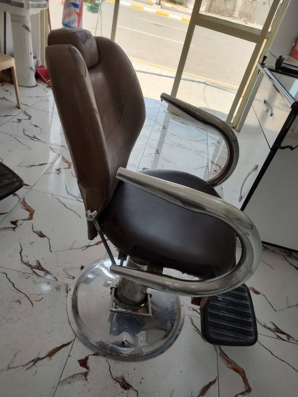 كرسي حلاقه لبيع 
جكاته كلها شغاله سعر 90 
***********
واسط /الحي
