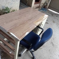 ميز المنيوم تفصال  مع كرسي دوار شغال الجك هم شغال الشراي 07702194750