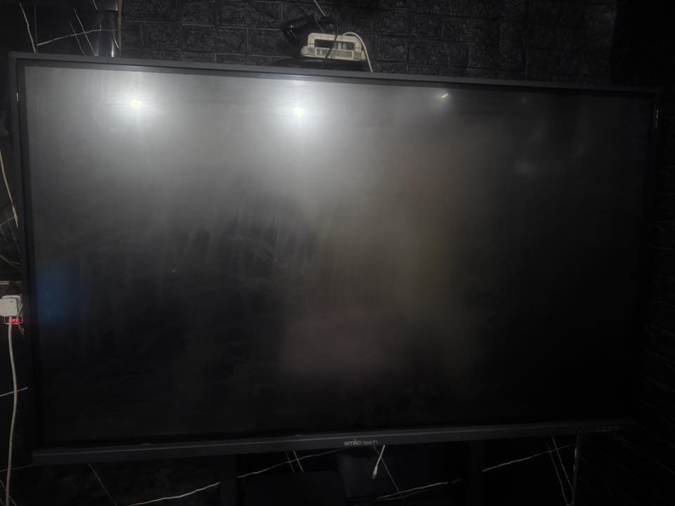 شاشة صبورة لمس مارك emo tech
حجم ٧٥ 

تدعم لمس اكثر من ٢٠ اصبع

مقاومة للخدش 

نضام اندرويد جاهز  وقابل للتبديل 

رام ٨ كيكا

فول اج دي 

كاملة هية وملحقاتهة والستاند مالتهة
مشتريه قبل شهر وومستخدمه بعده بالباكيت 

خذتهة ب مليونين و٧٥٠ 

الي تفيده يتصل وسهلة السعر 

***********
