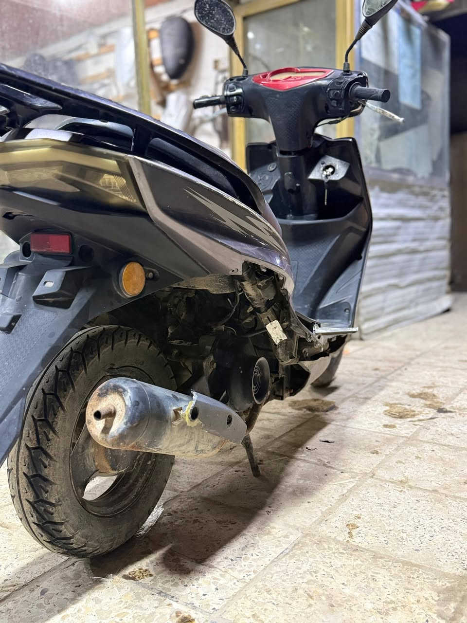 سلام عليكم دراجه سكنز شمعه
نضام كابريته 

دراجه  ماممدود عليه سبانه بل نسبه للمحركه 

دراجه بيه ضرر بصيط بل كفر المامي بي شخوط. مثل ما موضح بل صوره 

اشاير يغالات +دبل اشاره +بك لايت كله شغال بيه نقص كلوب امامي 

عنواني حله حي العسكري شارع 30 

متواجد على الفيس. او على واتساب ***********
