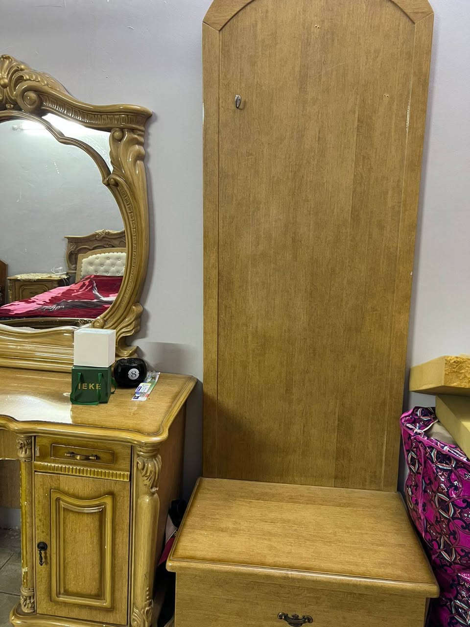 اللهم صل على محمد وال محمد 
غرفة نوم كاملة 6 قطع 
الجرباية و كومديات عدد 2 و كنتور 6 بيبان و ميز تواليت و تعلاكه ملابس 
النضافة 50 بالميه تاخذها على وضعيتها ((( بدون دوشك ))) 
نقص مجر من مجرات الكنتور و الجرباية مقويها بعواكس حديد 
(( السعر 180 الف )) و بيها مجال بسيط 
مكاني بغداد العامرية 
***********
