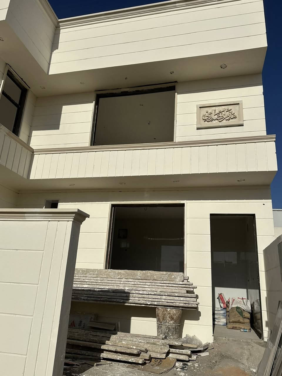 بسم الله الرحمن الرحيم 
دار سكن طابو زراعي سند ٢٥ 
رقم ومعاملة بلديه كامله 
——————————————
المساحه : ١٨٥ م 
الواجهه : ١١.٥ م 
النزال : ١٦ م 
——————————————
الموقع : حي الجامعه شارع الحولي مقابل باب الجامعه الخلفي مباشرتا  يبعد عن الشارع العام ٤٠ متر فقط ثالث بيت عن الشارع العام 
———————————————
الدار حديث بناء ٢٠٢٦  قيد الانشاء المرحلة الاخيره تسليم مفتاح خلال ٢٥ يوم فقط 
————————————————
التفاصيل : طابقين كونكريت مسلح بناء درجه اولى 
الطابق الاول : 
غرف نوم عدد ٢ وصاله ومطبخ واستقبال ومجموعات صحيه عدد ٢ مناور عدد ٢ وكراج سياره 
الطابق الثاني : 
غرف نوم عدد ٢ وصاله ومجموعه صحيه  
—————————————————
للاستفسار الاتصال على الارقام التاليه او مراجعة مكتب الحولي للعقار مجاور مستشفى الحياة 
***********
***********
