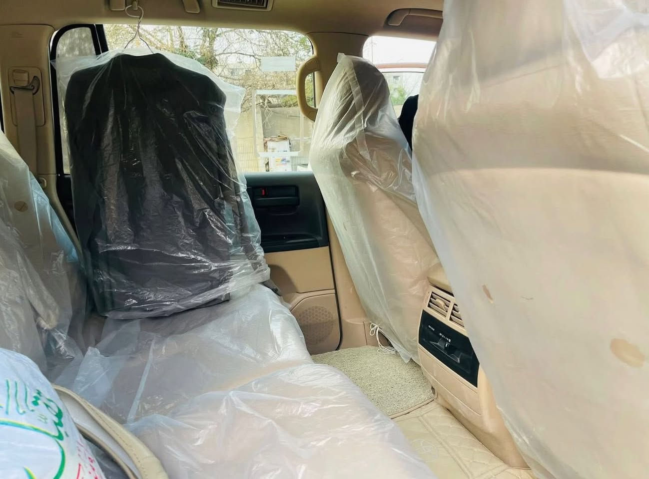 سلام عليكم 

لاندكروز 2015 

للبيع خليجي فول    مكفول 

مواصفات 

تحكمات ستيرن 

فتحه بسقف سلايد 

تشغيل بصمه 

شاشه كبيره كامره خلفي  

كشافات امامي 

مكينه 6 ممتازه جدا 

داخل نظيف جدا  بواضع لوكاله 

سياره جاهزه من كلشي 

بيها بابين فتح تعيار فقط 

   (خاليه من العيوب والخدوش )

السعر 425$ مجال بسيط 

مكان سياره بغداد الكرخ

الهاتف ***********
