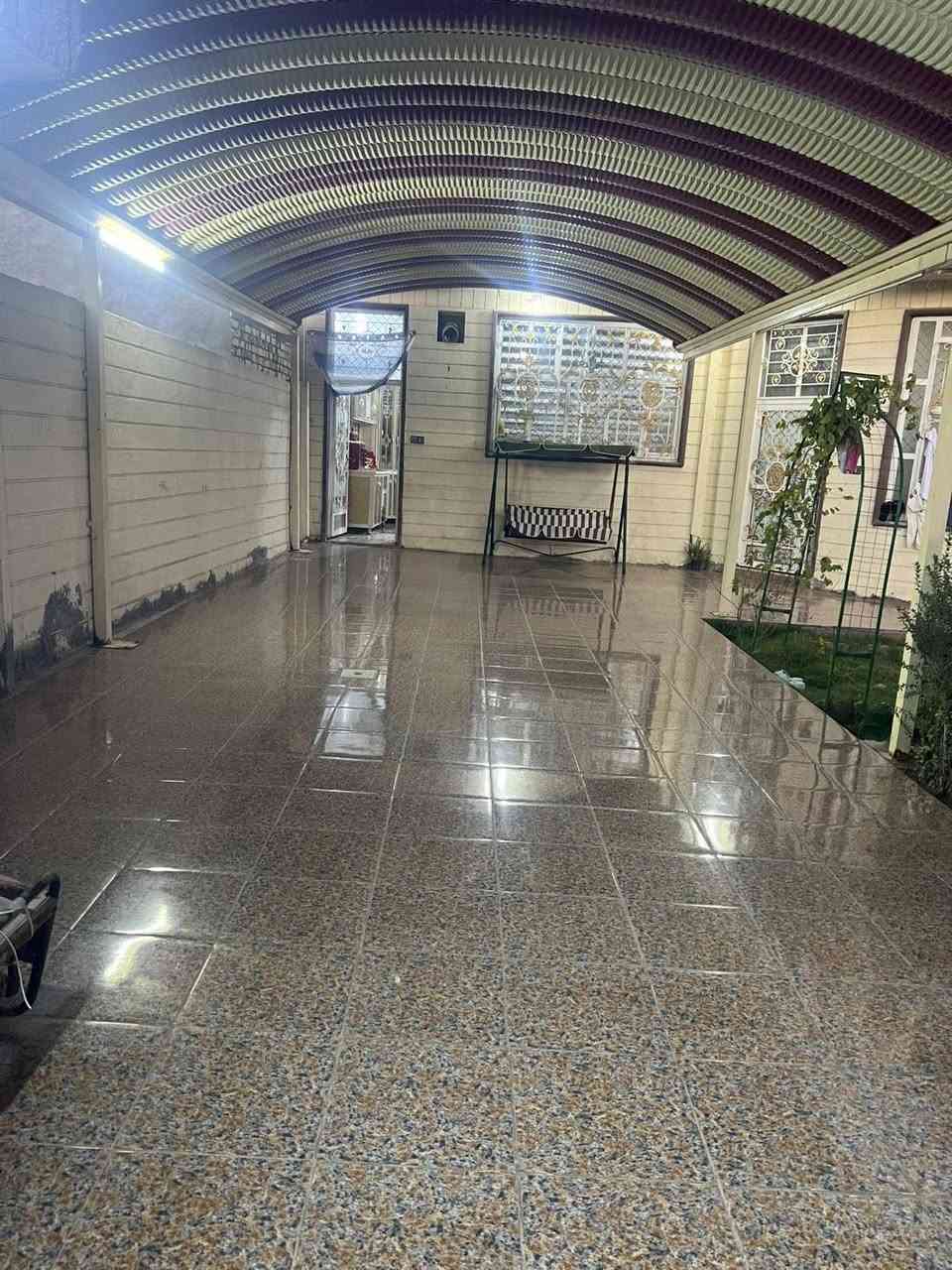 السلام عليكم دار للبيع مساحة ٣٠٠ يتكون من غرفتين وهوال واستقبال ومجمع صحي الموقع نزلة سعد بيجو بيت نضيف وجديد  السعر 140 رقم الهاتف ***********
