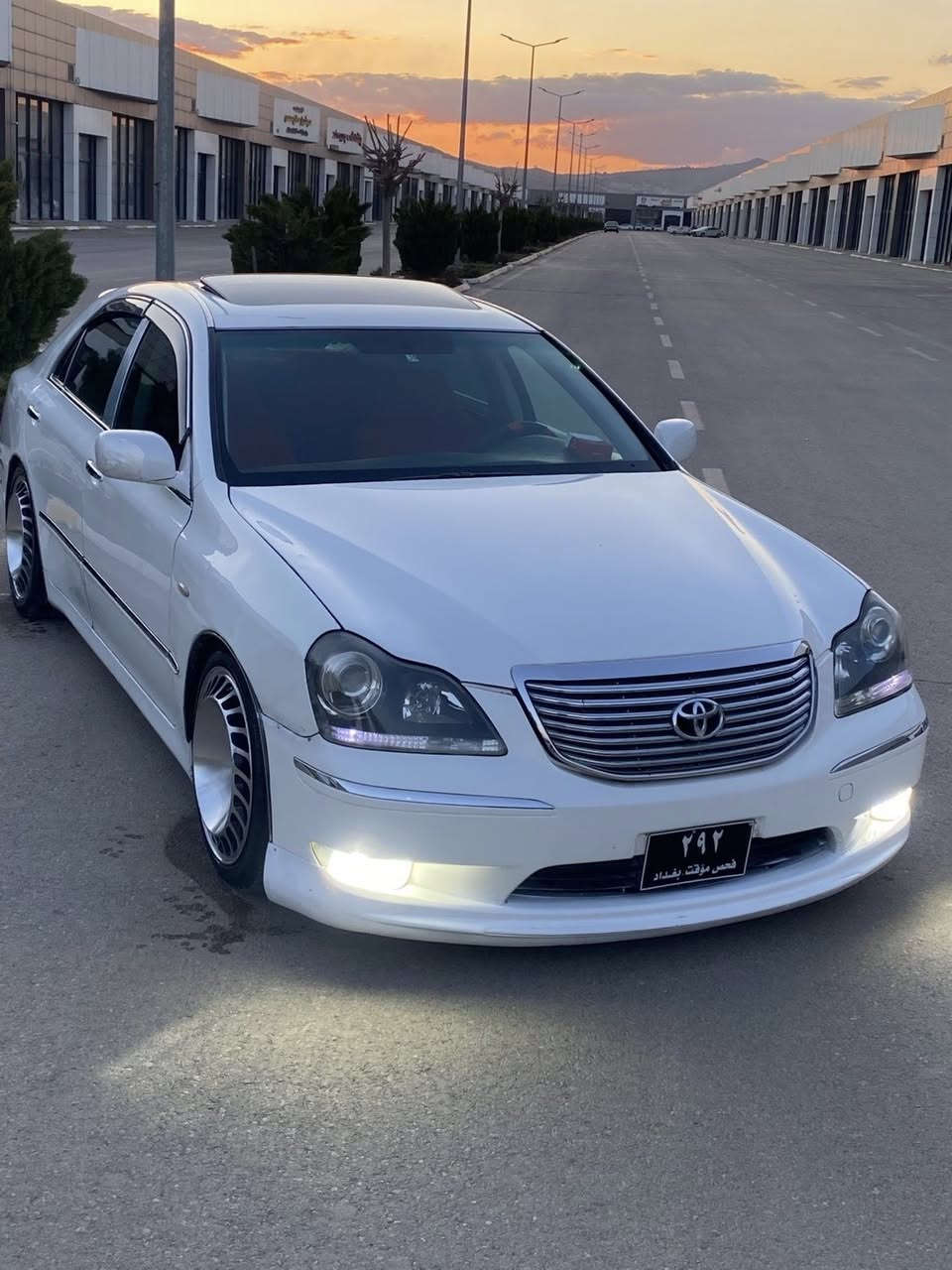 سەرەتا بەناوی خوای گەورە
ماجییستا موووس مووووس 
قەپات مواسەفاتە بەس جڵد نیە 
سڵاید سێ پەردە سەلاجە مەرکەزی 
٥ دووگمەی قەپات 
ئەیبیئیسی بیلاد ٤ تایە و ویلی لۆکی لە ژێرە 
چووپەکانی حووڕ کراوە 
سەقفی شوشەیە بەس ماشاءاللەی ئەویت 
شوین سلیمانی 
ژ.م ***********
سعرییی ٥٧ گەڵا و معامەلەیەکی برایانە
