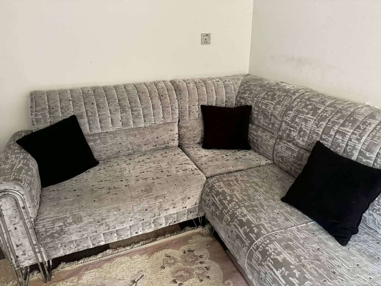 مرحبا
طخم للبيع جديد مستعمل شهر فقط مع ٧ كوشات السعر ٦٥٠الف وبي مجال 
سنك للبيع جديد مستعمل  شهر فقط السعر ٧٥ الف وبي مجال‭٠٧٧٧ ٩٣٦ ٤٦٨٦‬
