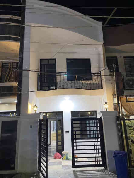 بيت للبيع المساحة75 متر  بناء 2018 ومتحدث 2025 جاهز للسكن
طابقين يحتوي على صالة وحولي وحمام عدد2  غرف نوم عدد3
الموقع حي الجهاد الحمدانية خلف الشارع العام مكان هادئ وشارع عريض 
سعر مناسب175  وبي مجال بسيط 
الاستفسار ***********
