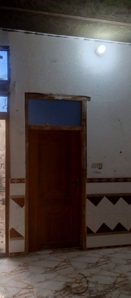 مخول بيت الايجار مكان دجين شارع حجي كشكول بالبدايه يتكون البيت من غرفتين وصاله وصحيات ودوانيه ومطبخ كله سيراميك ايجار 250 استفسار على ***********
