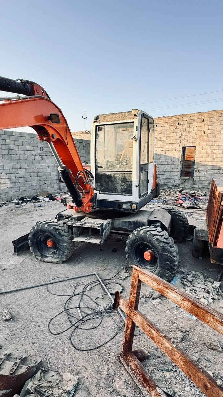 سلام عليكم
حفارة للبيع تاير حجم 60 
مع بوبكات حجم 130 
العنوان البصرة الزبير للاستفسار ***********
