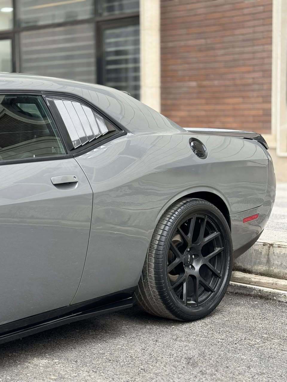 ب سعر البلاش تشالنجر 2019 SXT لون مميز
رقم بغداد مميز  هزه جديدة باسمي تحويل ثاني يوم 

.V6 سته سلندر  3600 
. صدر امامي خلفي جديد بل جيس 
.ويل تو سايز جديد اصلي 
.لد دائري زنون 
. شاشة ابل كار بلي 
.مري جانبيه هيتر 
.تبريد ثلج قطعتين 
.كامره خلفية دواره 360 درجة 
.السيارة على ايدي ومسويلها ادامة كاملة لاخر حباية بدون نقص 
. كشنات كهرباء 
.مكينة وكير جديدات بل جيس 
.تايرات جديدة 
.تحكم ستيرين جهتين 
 بيها اضافات دواسات جانبية كاربون فايبر دواخل كاربون فايبر جناح خلفي  مميز كاربون فايبر
بلادية ولاكلوب مشتغل بل داش بورد 
السيارة مميزة وكلش نصبتها حلوة
. داخل كاربون فايبر 
السعر 167  وبيها مجال 
مكاني بغداد الكرخ 

***********
