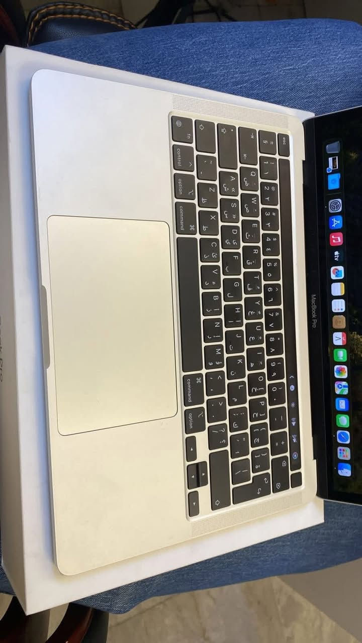 للبيع: MacBook Pro M1 – موديل 2020 بحالة ممتازة

🔹 المواصفات:

 • الموديل: MacBook Pro

 • المعالج: Apple M1

 • سنة الصنع: 2020

 • سعة التخزين: 256GB SSD

 • الذاكرة (RAM): 8GB

 • نظام التشغيل: macOS Sonoma 14.6.1

 • اللون: فضي (Silver)

🔹 المميزات:

 • شاشة Retina Display بدقة عالية وألوان واضحة

 • Force Touch Trackpad كبيرة وسلسة في الاستخدام

 • سماعات ستيريو جانبية بجانب لوحة المفاتيح بصوت قوي وواضح

 • بطارية ممتازة وأداء ثابت بفضل معالج M1

 • تصميم أنيق وخفيف، مناسب للدراسة، العمل، والبرمجة

🔹 المنافذ:

 • منفذين USB-C (Thunderbolt) على الجهة اليسرى

سعر مناسب جداً مقارنة بالأداء والحالة

📍 الجهاز نظيف وحالته ممتازة


**إذا كنت صاحب هذا الإعلان وتريد حذفه لأي سبب، رجاءا أرسل رسالة إلى الدعم الفني**
