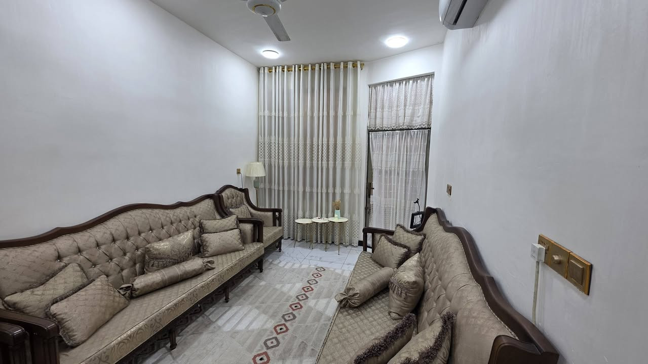 مشتمل للبيع مع الاثاث كوت حي الحكيم قرب شارع علاء غريب يبعد عن الشارع 80م تفاصيل البيت مساحه 100م يحتوي على غرفه وصاله ومطبخ واستقبال السعر 48 وقابل للتفاوض الاستفسار ***********  *********** مراجعه مكتب دلاليه احمد السعيدي قرب حسينيه بيت خليفه
