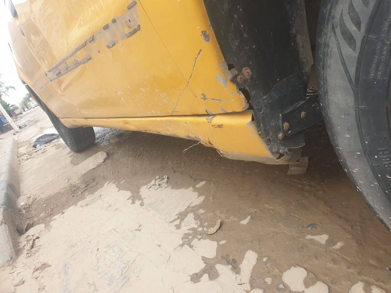 السلام عليكم سياره سمند2011 مصفره هيأه وغرامات تحويل ثاني يوم السعر ٢٧ وبيهه مجال حق اجيه العنوان البصره الموفقيه الرقم ***********
