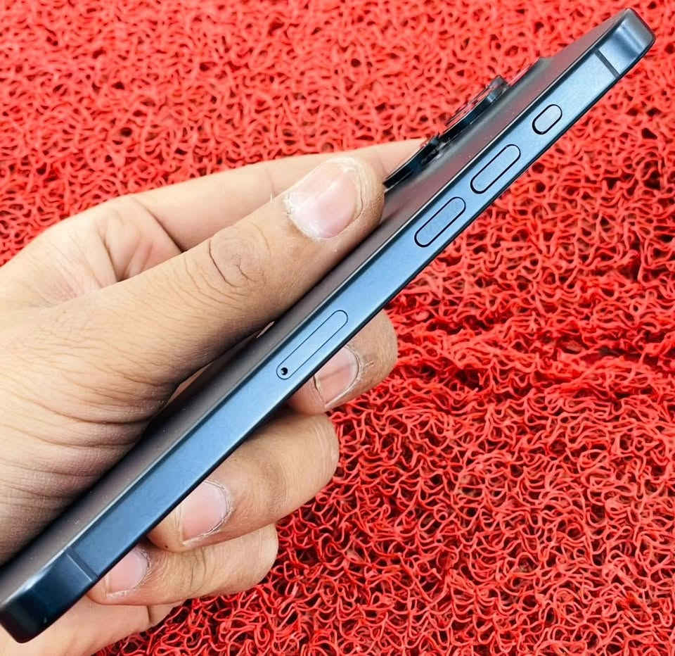 السلام عليكم 
* ايفون 📲 15 promax
* لون نيلي  مميز 
* بطاريه🔋90
* ذاكره 256   
* مكفول كفاله عامه من فتح وتصليح  
* وياه كارتونه فقط
* السعر / مليون و 50 
* العنوان/ بغداد المنصور توصيل متوفر
* للتوصل /***********
