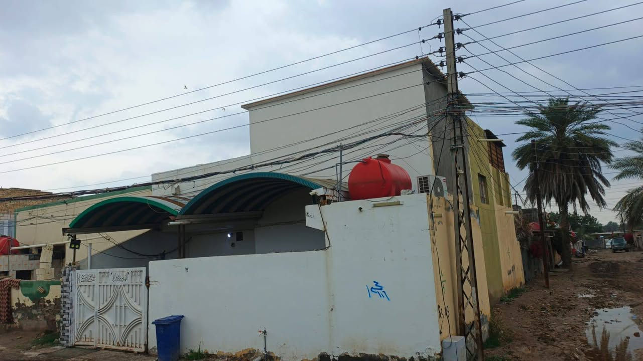 السلام عليكم بيت للبيع
البيت ركن مساحته 148 

يحتوي على ثلاثة غرف نوم ومخزن واستقبال وصاله ومطبخ وحديقه خارجيه السعر على الخاص 
العنوان بابل المدحتيه حي العسكري مقابل مدرسة كميل
رقم الهاتف :***********
