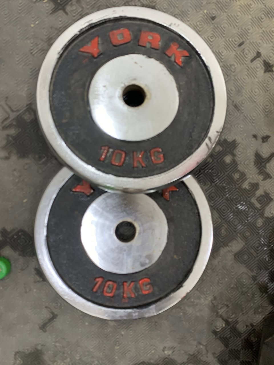 25+25=50 
20+20=40
17.5+17.5=35
15+15=30 
هذا الدامبل الثابت وزن 155 مجموعهن 
+40 كيلو اقراص هي و القبضات مالتهن (10/10/5/5/5/5)
يصيرن 195 كيلو

+قبضة متشابك 
 +بار حديد 
+مصطبة  اعلى و اسفل و تراي سيقان  هاي اني مشتريها ب ٨٠ الف وحدها

كلهن رايدهن ب 300 الف 
للتواصل واتساب  ***********
مكاني بغداد
