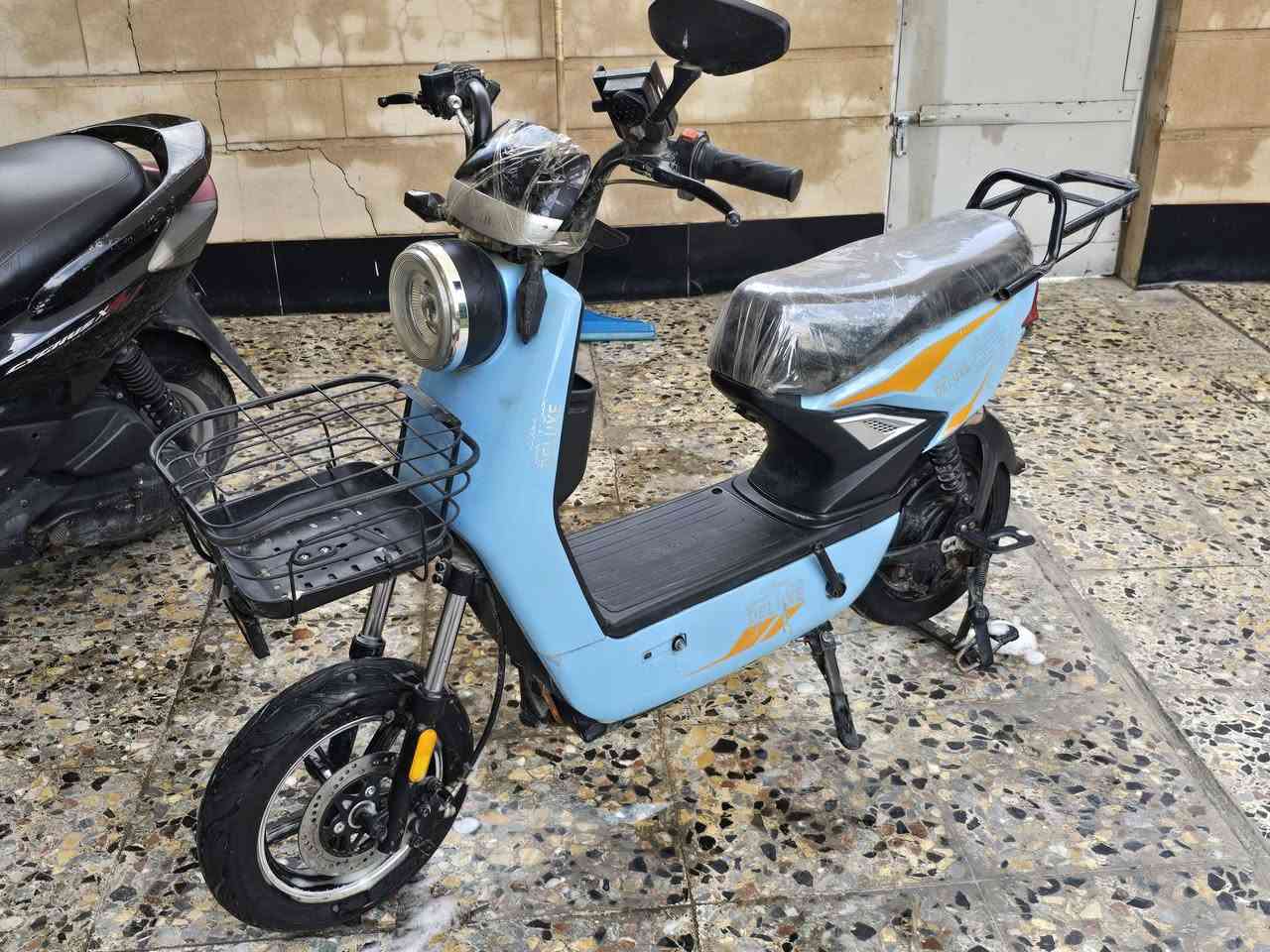 السلام عليكم 
دراجة شحن للبيع 
الدراجة موديل 2025 ست بطاريات
الدراجة تصير شحن تصير بايسكل
استخدامها شهرين 
السعر ٣٥٠ الف
***********
