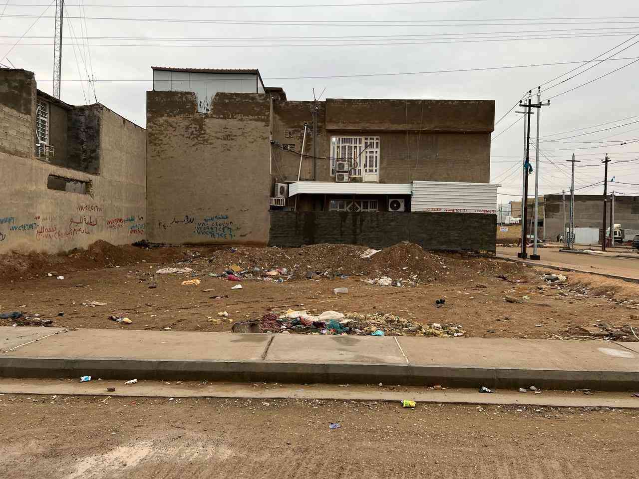 السلام عليكم توجد قطعة ارض ( للبيع ) [في الصويرة منطقة المزرعة ] المساحة 400م ركن ((طابو صرف تجاري )) 
تباع 400 متر او 200 متر حسب رغبة المشتري 
• للاستفسار الاتصال على هذا الرقم 
***********
