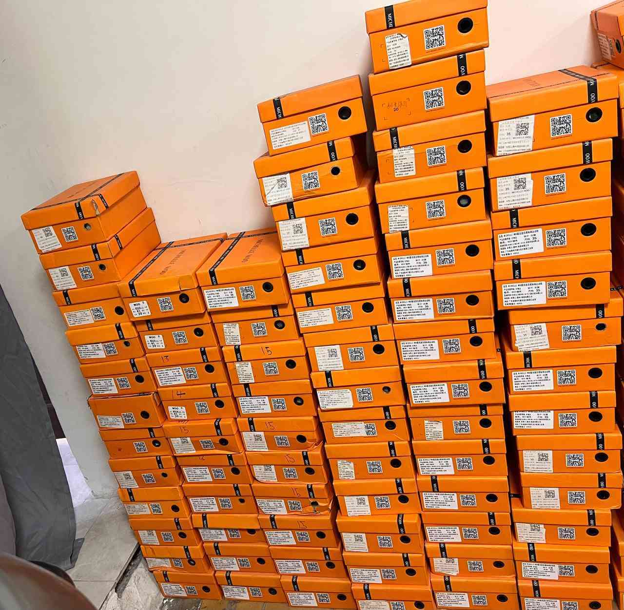 السلام عليكم عندي بضاعة أحذية جديدة للبيع شلع  مشكل نسائي ورجالي مثل مموضح بالصور تقريبا 15موديل بألوان مختلفة كمية البضاعة 400قطعة المهتم يتفضل هذا رقمي(***********) متوفر واتس اب
