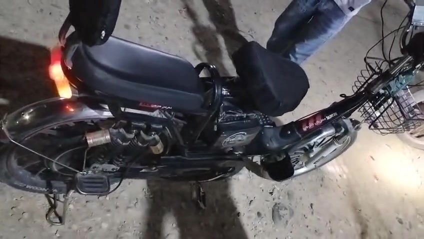 دوميز 
بسكلية ياباني اروبي 4 بطاريات كهرباا فول مواصفات كل شي في شرط مستعمل شهر واحد فقل لسا جديد لا بيع سعر 250 الف ومجال *********** يا تعا واتس يا ماسنجر
