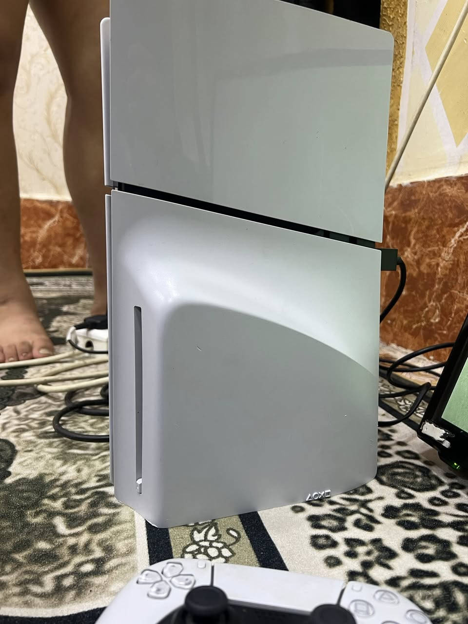 السلام عليكم بلي 5 سلم للبيع مع كامل ملحقاته الجهاز ما داخل تصليح كله بلادي مع 2 جوستك وقاعده تثبيت لبلي مع أقراص وبي بس هاي الزلوغ الموضحه بالصوره 
*********** 
البصره القبله
