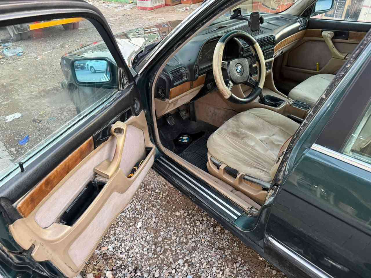 سياره بيئم حجم 735 لون زيتوني
موديل 1990.رقم صلاح الدين سنويه 31 حداديه جديده تخم تاير جديد . كير اومحرك بالصندوك .السياره  كير عادي  صبغ جماليه فقط بدون حادث غرفتها نضيفه السياره مشدودلها 
تخم سماعات اودمام . السياره جاهزه .اوبيها شلعه اونشاط خير من الله.السياره مال جناي الياخذها .كلشي مايصرف عليها 
السعر 55. اوبيها مجال للطيبين .رقم الهاتف ***********
