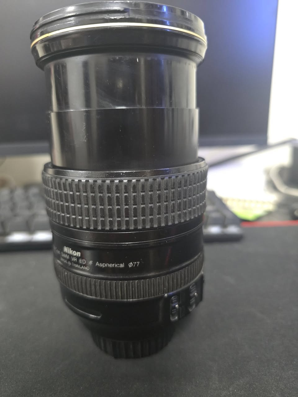 عدسة نيكون 24-120  f/4 الغنية عن التعريف (بطلة المناسبات والـ All-in-one) أريد أبيعها.
عدسة نيكون 24-120  f/4 الغنية عن التعريف (بطلة المناسبات والـ All-in-one) أريد أبيعها 
النظافة: تقدر بـ 80% (العدسة مستخدمة ومشتغلة وتعبانة شوية من برا، يعني بيها آثار استخدام خارجي واضحة).
​العدسات الداخلية: نظيفة وتطلع لك صور حادة وممتازة

للأستفسار *********** .
