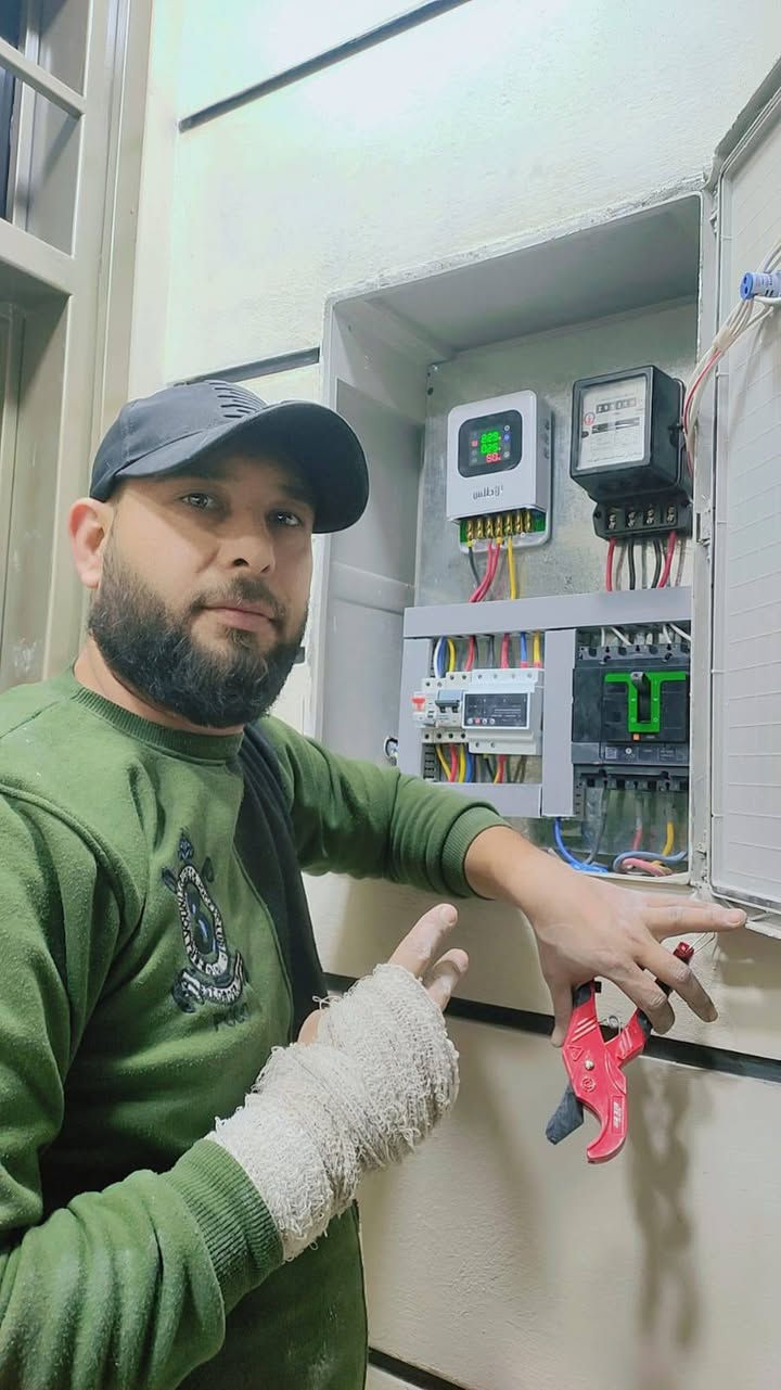 بسم الله الرحمن الرحيم تم تسلم إلى الاخ مصطفى مع كامل للتاسيات الكهربائية والتشطيب شايف كل الخير (اخوكم محمد الكهربائي ) ***********
