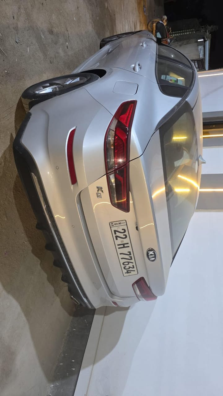 سياره k5 
مديل :2022 
محرك :  2000 دوش المرغوب 
بدون صبغ 
ماشية : 71 ألف 
السنوية تنتهي 2027 شهر 12 
فقط بيها بارد بالچاملغ الايمن الامامي وكم دحچه موضحه بالصور 
سياره جاهزه من كلشي 

رقم تواصل :      ‭0774 217 3579‬
موجود بيه واتسب
