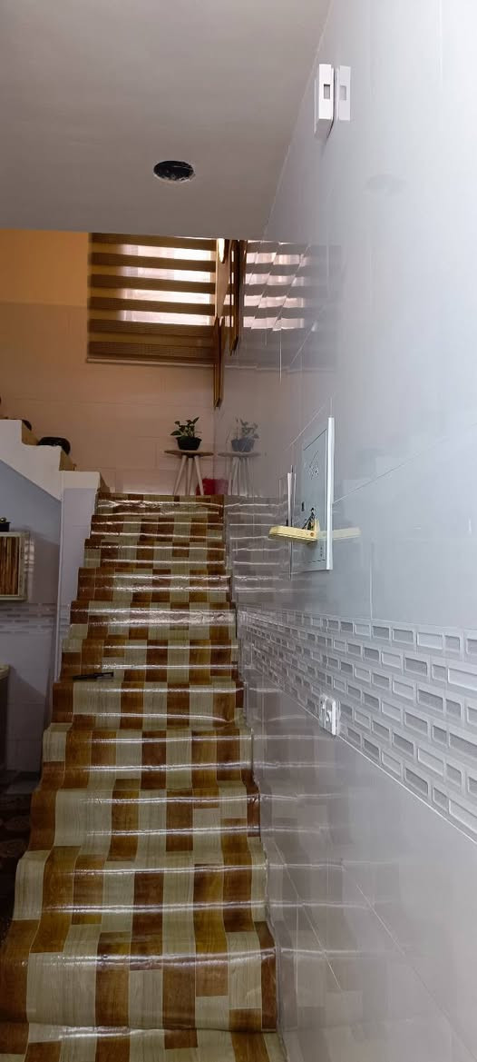 السلام عليكم بيت للبيع شارع ٤٢ مساحة ١٠٠ ثلاث غرف نوم حمامين نقص كاشي و بايات درج ومحجر سعره ٩٠ وبي مجال بسيط رقمي ***********
