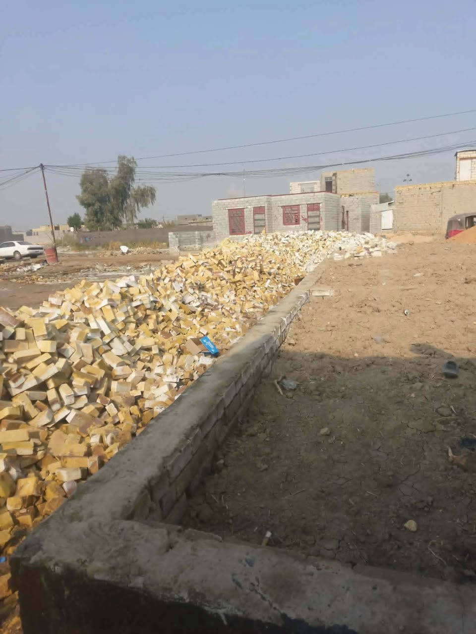 السلام عليكم ❄️
قطعه للبيع طابو زراعي سند 25 
📍 المساحة 200 متر /بيها بتلو 160 متر 
📍مع 24 الف طابوكه /و 2 طن سمنت 
📍الموقع/ المعاره قريب البزل 
⬅️مكانه مميز ومرتب😍🔥والسعر مناسب 
زورنا في المكتب الواقع قرب محطه وقود المدحتيه مقابل استداره الصقر 📍
للاستفسار الاتصال على الرقم.
 ☎️📞⬅️ *********** /***********
