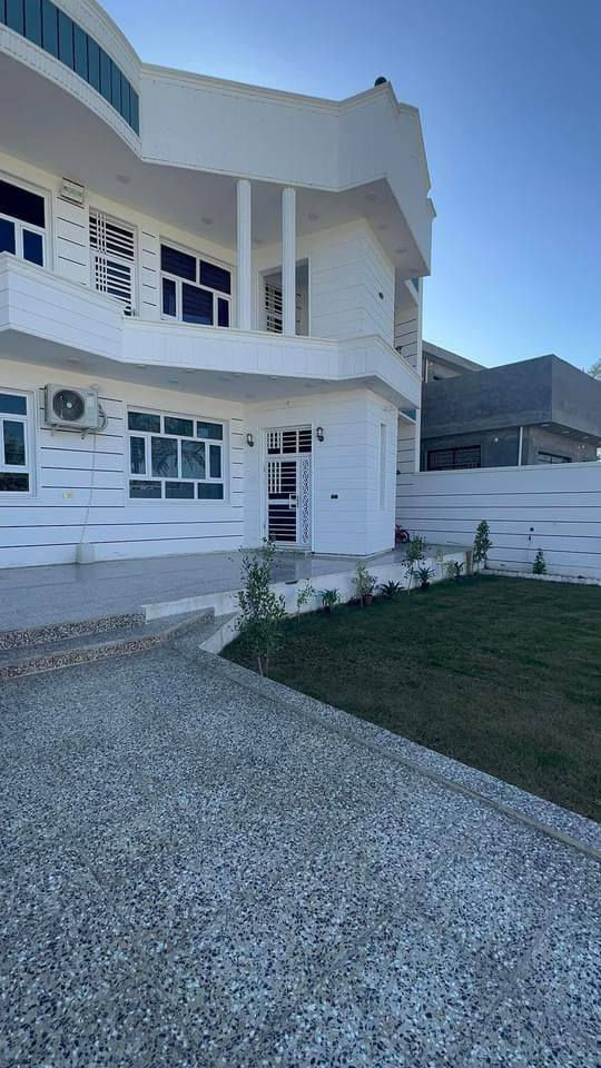 سلام عليكم يوجد بيت مساحه 600 متر يحتوي ٤ غرف نوم واستقبال ومطبخ وصحيات ومضيف طابو زراعي سند ٢٥ تحويل بسم المشتري مباشر العنوان بغداد الراشديه المراسمه الاتصال على الرقم *********** التفاصيل داخل الفيديو
