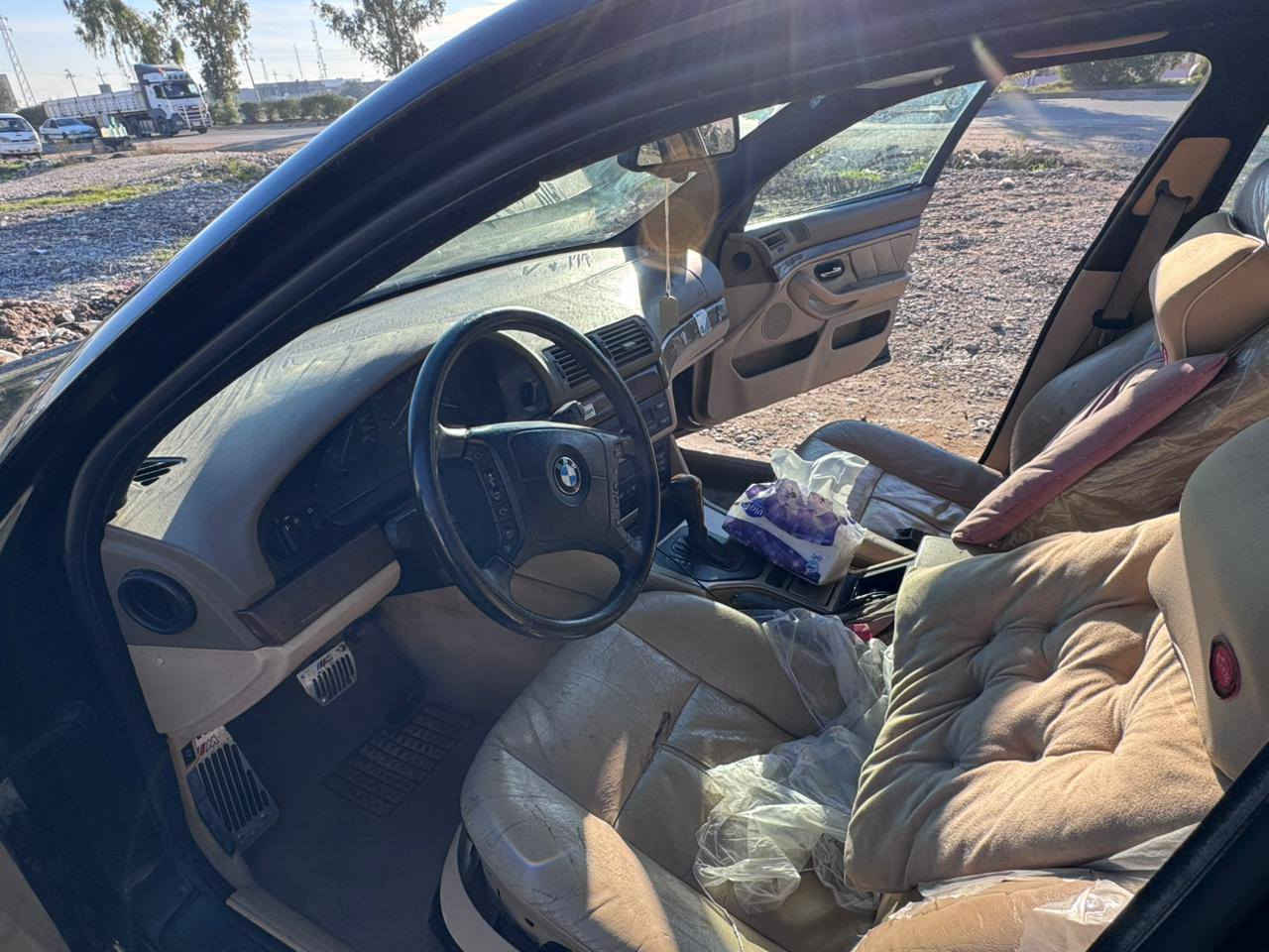 البيع فقط بيم سقر E39 موديل 2000 رقم اربيل منتهي شرط تحويل عليها غرامه 300 الف ريجع ورا معامله سبوغ عام جماليه بي فقط جاملغ سكن ضربه بسيط كير محرك شرط سعر 95 مجال قليل مكان كركوك داقوق رقم موبايل ***********
