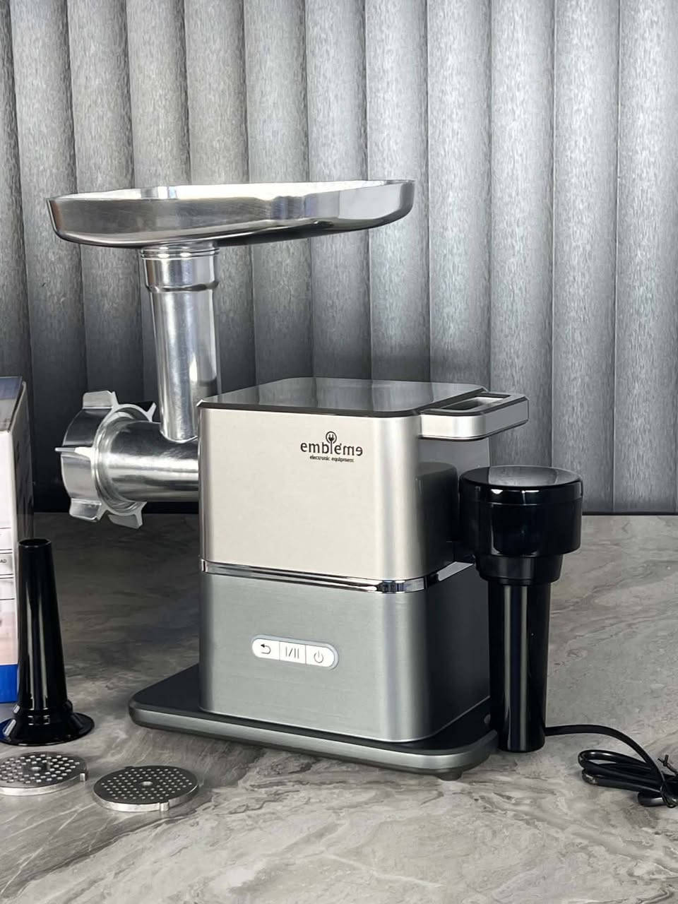 � فرّامة لحم Emblème 2800W – قوة جبارة واحترافية بمطبخك 🔥
تريد لحم طازج ونظيف من إيدك وبأعلى قوة؟ 💪
هاي الفرّامة تجيك بمواصفات تخليها رقم واحد بكل بيت:

✅ قوة 2800 واط حقيقية
✅ هيكل ألمنيوم متين ويا مقبض مريح
✅ شفرات ستانلس ستيل حادة جداً
✅ نظام عكس حتى ما يعلق اللحم
✅ سرعتين تحكم + حماية من الحمل الزائد
✅ تشغيل هادئ وتوفير بالطاقة
✅ كفالة سنة كاملة

مثالية للكبة، الكباب، السجق وكل أنواع الفرم ✨
بيتك عدنا
الوكيل الحصري
***********

عنوان المحل 
حي الموظفين شارع مدرسة جمانة
 اسم المحل
 بيتك عدنا
