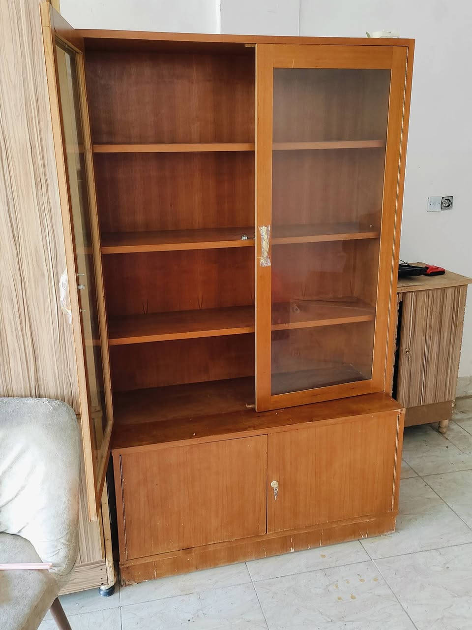 السلام عليكم مكتبه نضيف مابيه اي عيب خشب تفصال حطاطه  للبيع سعر 60 وبيه مجال مكاني كركوك كوباني اتصال على الرقم ( *********** ) #معرض الياقوت للأثاث والمواد المنزلية
