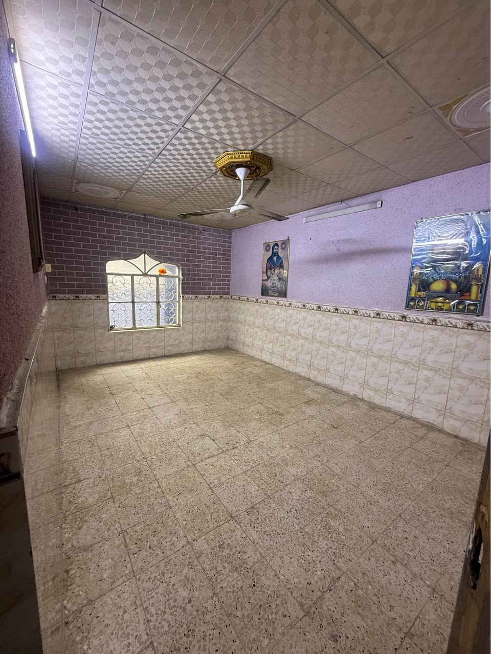 بيت يتكون من غرفتين نوم و حمامات عدد 2 و مطبخ و صالة و صالة داخلية و استقبال و درج و كراج سيارة و البيت طابق واحد مساحته 150 للتواصل *********** البصرة, العراق
