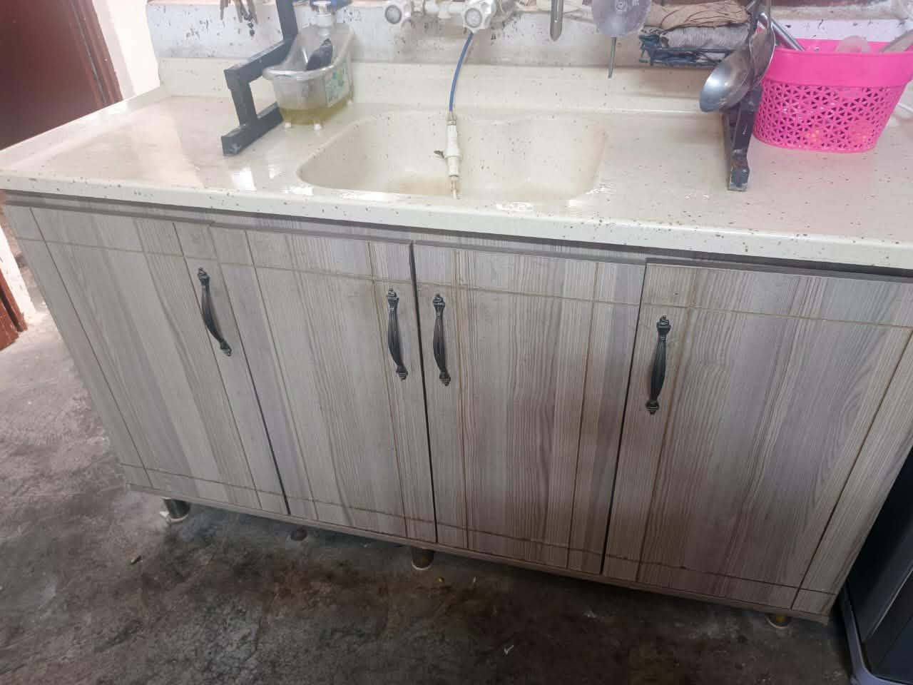 كاونتر 3 متر +سنك متر ونص شغل ايد  السعر ٣٠٠ الف بي مجال 
***********
