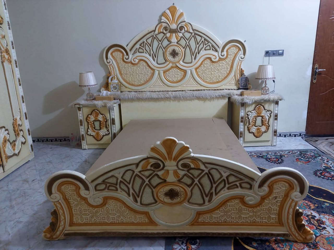 السلام عليكم .
غرفة نجارة عراقية للبيع ، كنتور ، ميز مراية ، چرباية و ميزين چرباية وزاوية .

السعر 900 الف وبيها مجال 

للتواصل ***********
