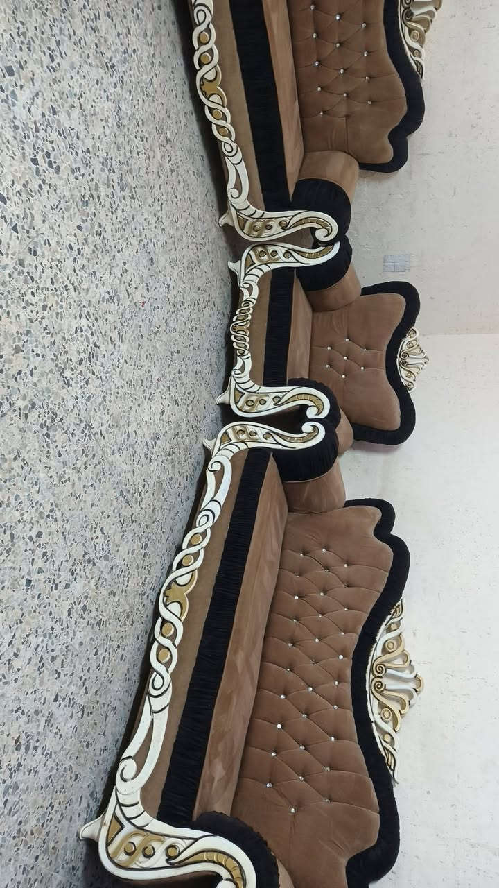 تخم ملكي 10 مقاعد نضيف جدا نضيف سعر 275 وبي مجال مكان البياع يوجد توصل بكروه رقم يوجد تساب ***********
