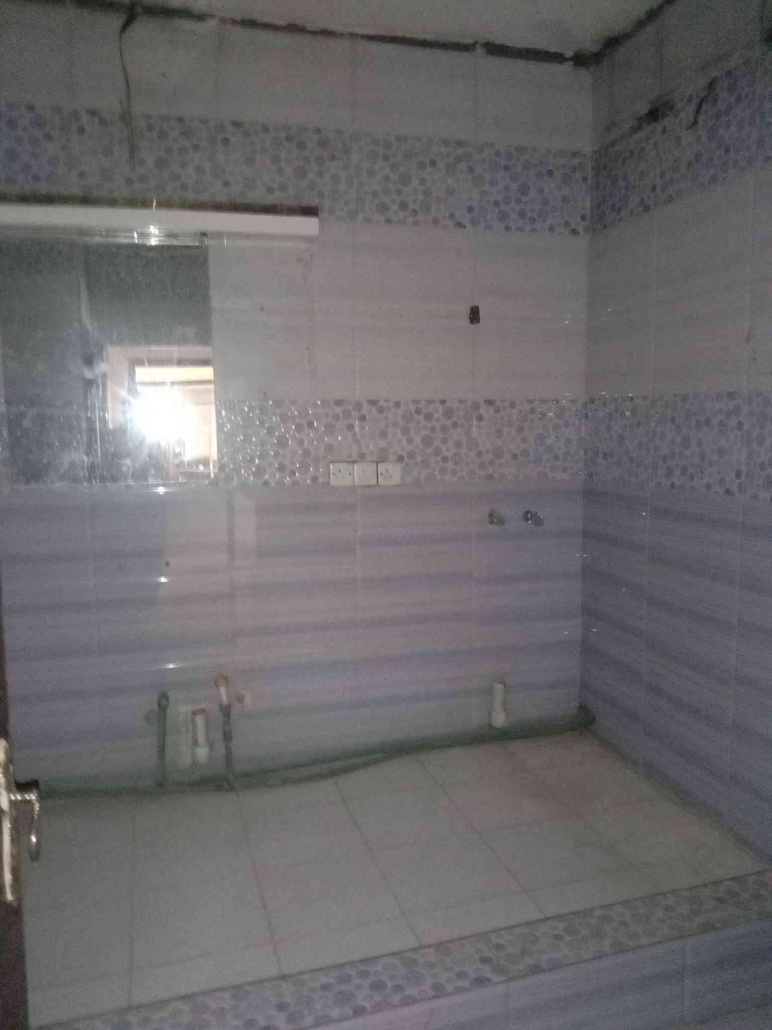 عندي شقة للايجار  بلكرادة خارج ساحة الواثق عمارة الواثق ركن  موقع مميز على شارعين 52و62 مدخلها على شارع 62  طابق ثاني تتكون من صالة كبيرة وغرفة نوم ومطبخ وصحياة المساحة 150م  اليجار 500  للتواصل على رقم التليفون *********** بي وتساب
