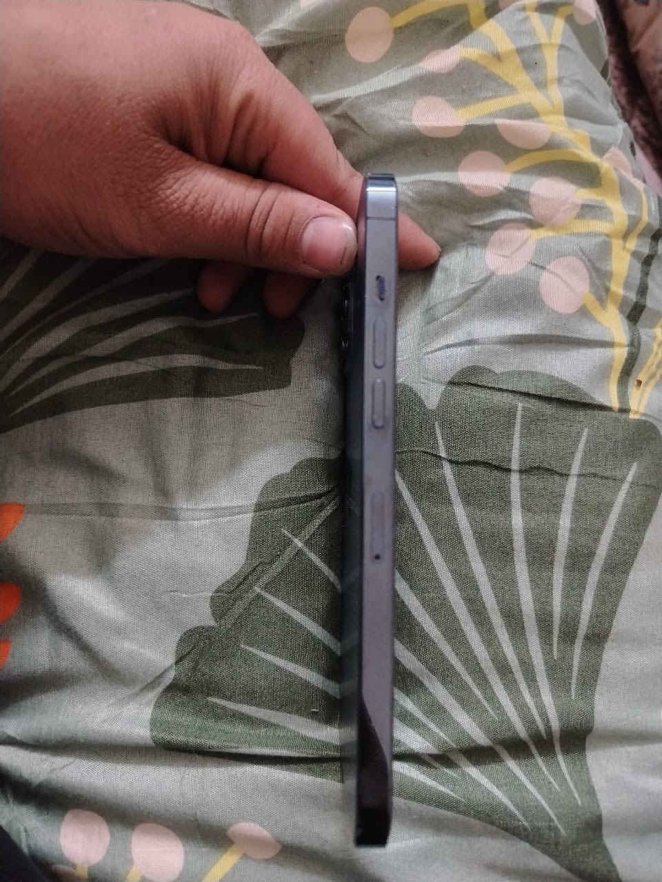 سلام عليكم
ايفون 12برو ماكس 
ذاكرة 128
نضيف تفحص يلة تاخذة 
السعر450وبي مجال قليل 
مكانيً بغداد 
رقم الهاتف  ***********
