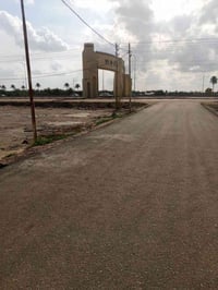 قطعه ارض 200متر  تبعد عن البوابه 20متر 2 قطعه   خلف الواجه  خدمات ماء ...