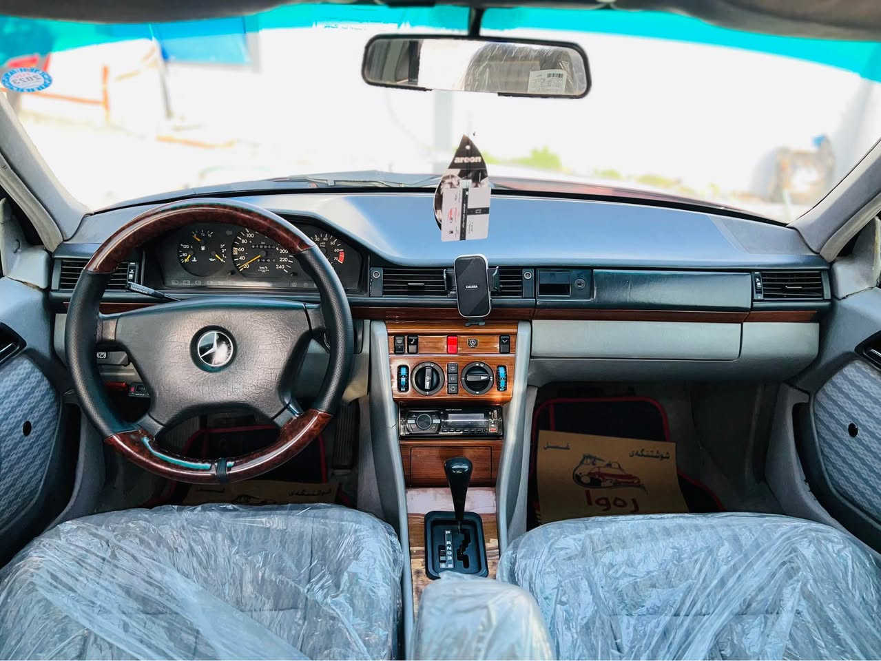 السلام عليكم 

مارسیدس ١٩٩٣ مەکینە 300E رەنگی مارۆنی تاریکە ئارم هەوڵێر ئارم و ئەوەلیات بەشەرت بێکێشە  سبوخ عامە بۆ جوانی یەک چاڵ و شوختی پێوەنیە ماڵەکە پاکە پێش و دواوەی کەپسە زۆر پاک ماوەتەوە هەموو گتانی مەزبوتە و کارەبایاتی بێکێشەیە کوشن قەنەفەیە سڵیدە دوجام کارەبایە مەکینە عەنکەبوتە سەیارەکە هی ماڵانە و هەموو گیانی بەشەرتە 

ژ.م :***********
ژ.م :*********** كويسينجاك, أربيل
