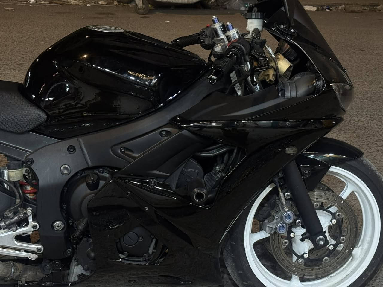 السلام عليكم R6 موديل 2005 السعر 34 بدون اوراق المكان نجف ***********
