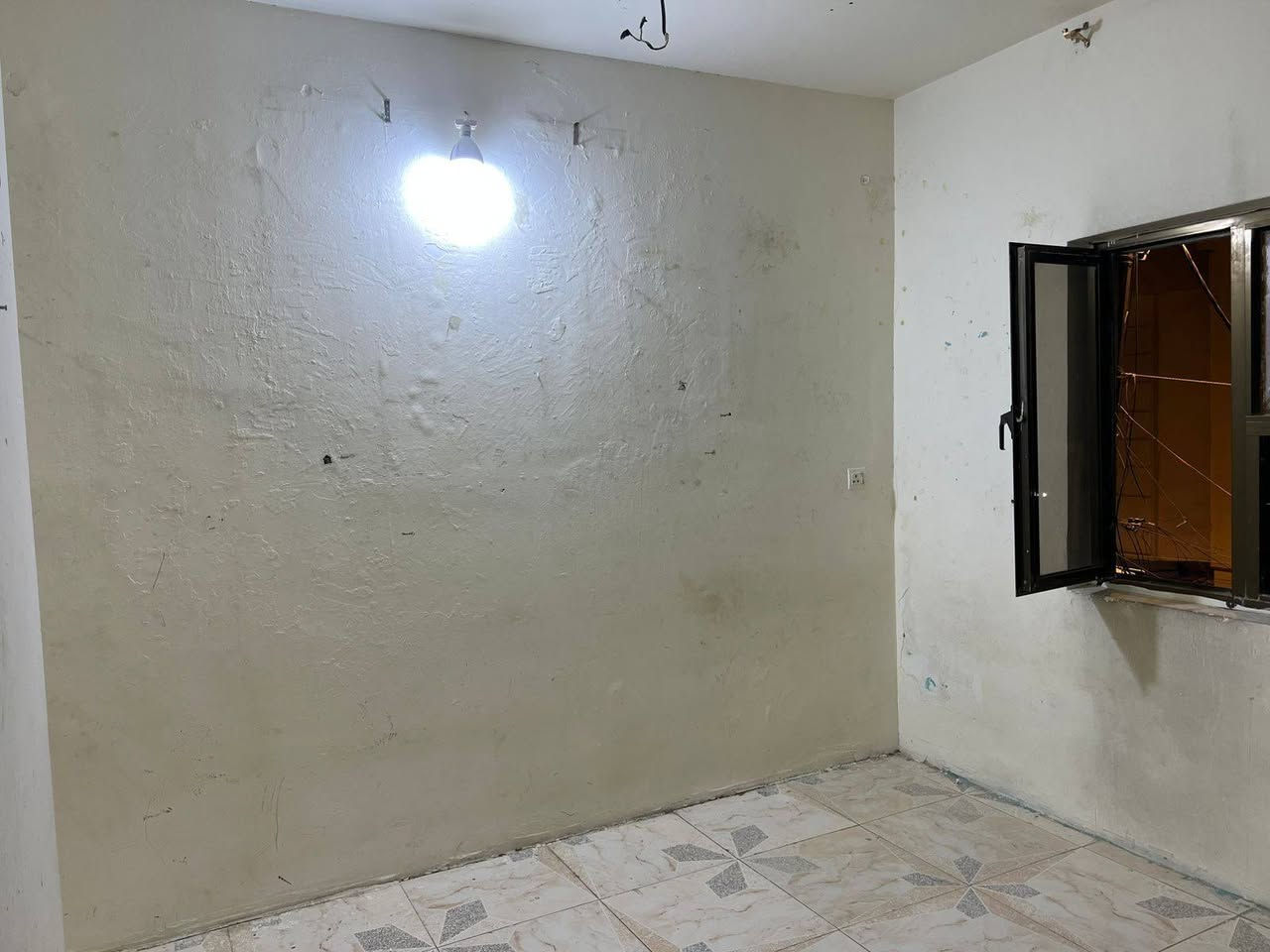 السلام عليكم دار للايجار حي تونس زراعي المساحه ٧٥م يحتوي على صاله ومطبخ وخدمات الطابق الثاني غرفتين وخدمات والثالث مخزن وسطح وطرمه مجاري وكهرباء وماء خط مولده واصل السعر ٦٠٠ الف قرب منتدى شباب حي تونس او للبيع السعر ١٦٠ وبي مجال الاتصال ***********
