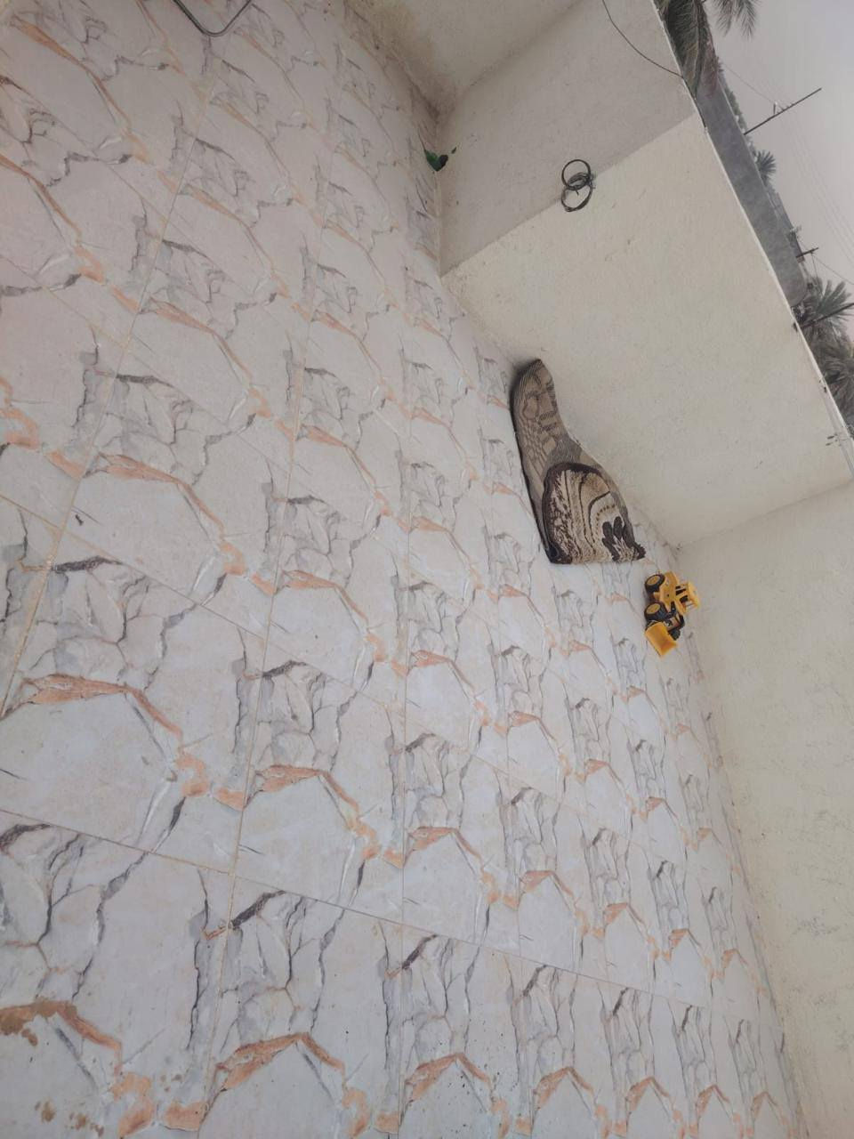 سلام عليكم بيت بهور رجب شارع الإذاعة مجمع البيت  الأبيض كهرباء ومي وتبليط مساحته 100متر  طابق ونص رايده ب85وبيه مجال بسيط ***********
